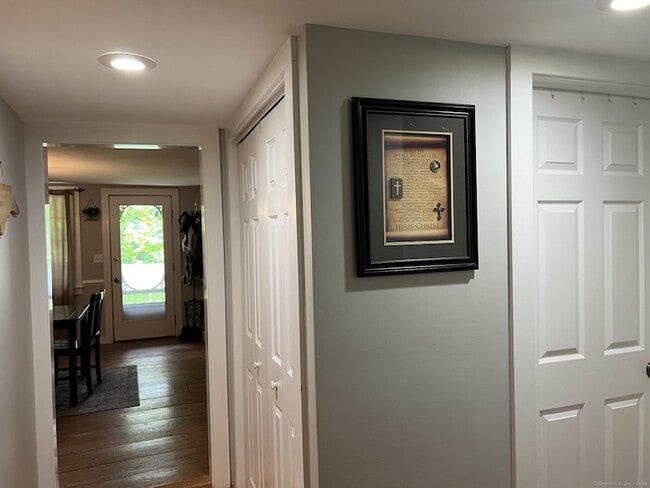 Building Photo - 566 W Main St