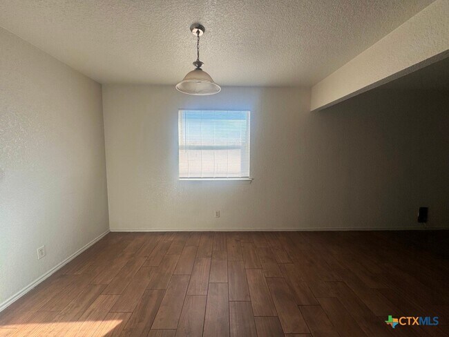 Building Photo - 3804 Captain Dr