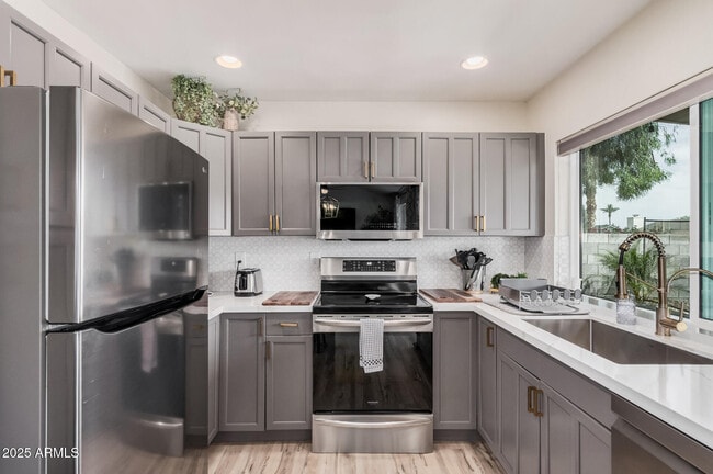 Building Photo - 9265 E Kalil Dr