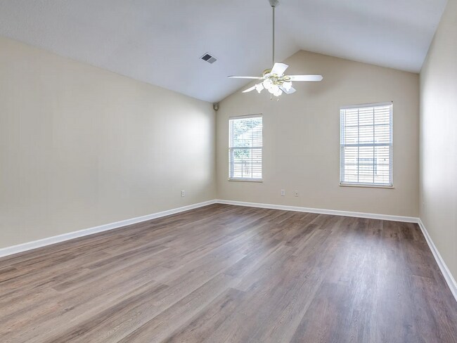 Building Photo - 2bd/2ba end unit available now!