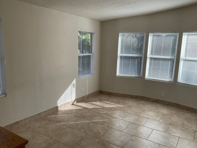 Building Photo - Amazing semi private secluded property