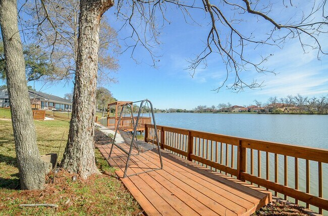 Building Photo - 414 Lakeview Dr