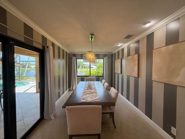 Building Photo - 3250 Lakeview Blvd