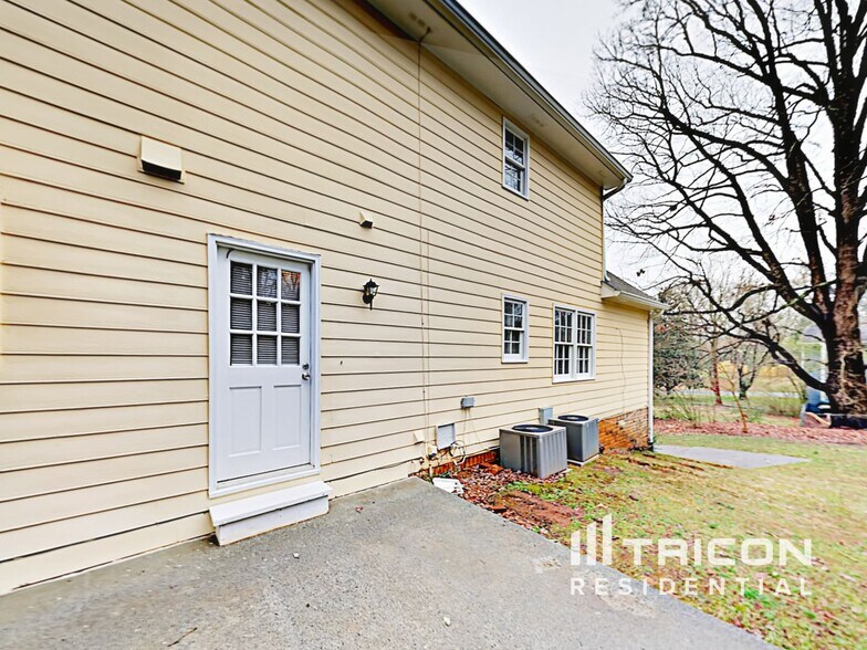 Building Photo - 429 Sugar Springs Way