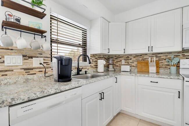 Building Photo - 3539 Everglades Rd