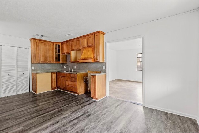 Building Photo - Cozy and Beautifully Renovated 3 Bedroom 2...