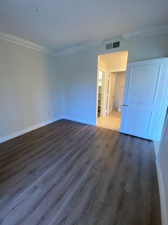 Building Photo - Remodeled 2 Bedroom Condo Just Off the Strip!