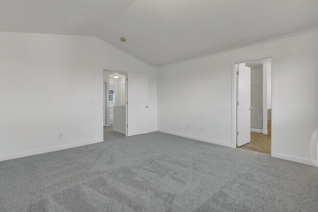 Building Photo - Silver Lake Home Available now