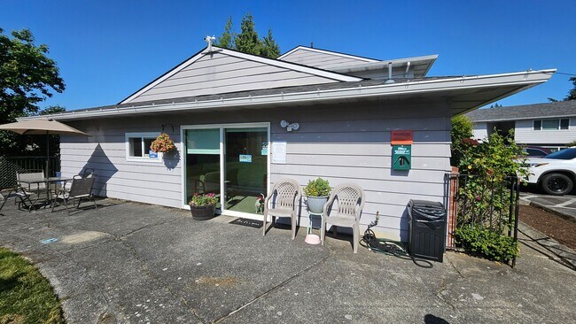 Building Photo - Move-In Ready 3BR Gem on SW Luradel Street...