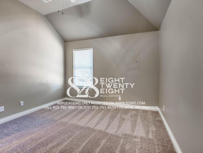 Building Photo - NEW TO THE MARKET!  Spacious 4 Bed/2 Bath Near very Close to Campus!!