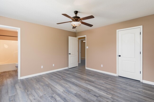 Building Photo - 1305 E Omaha Ct