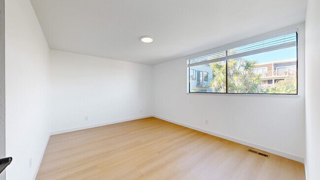 Building Photo - 2033 Castro St