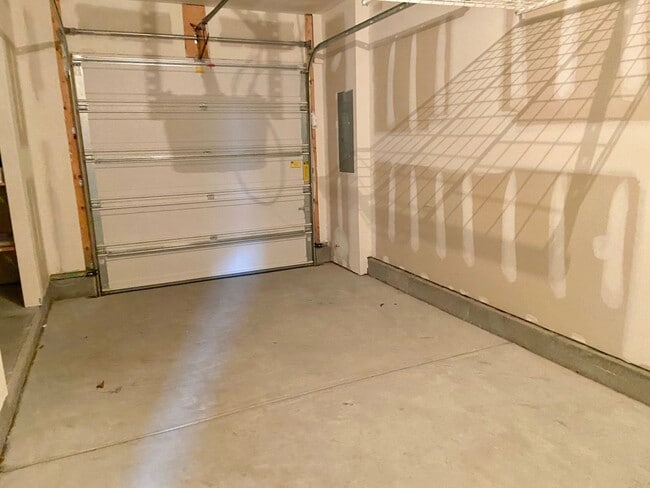 Building Photo - 4BD/3.5BA Gorgeous End Unit Townhouse with...