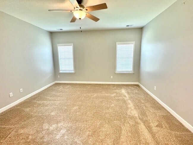 Building Photo - LakesideCirW5560