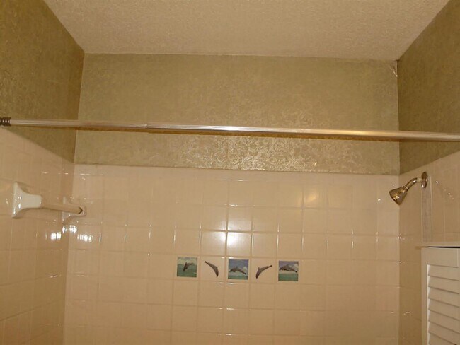Building Photo - 17401 Red Oak Dr