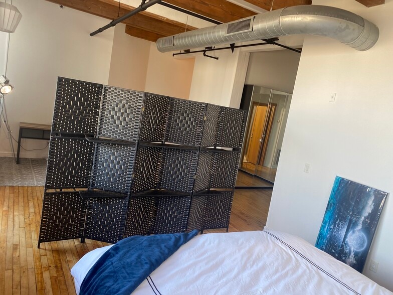 Building Photo - 215 W Maple St