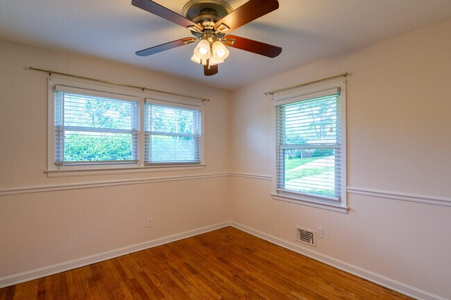 Building Photo - 3003 Stratford Dr