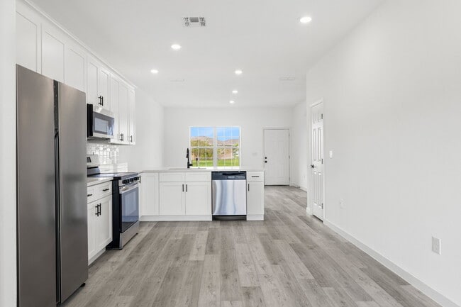 Building Photo - Modern Living Meets Comfort – Stunning 3 Bed, 2 Bath Home!