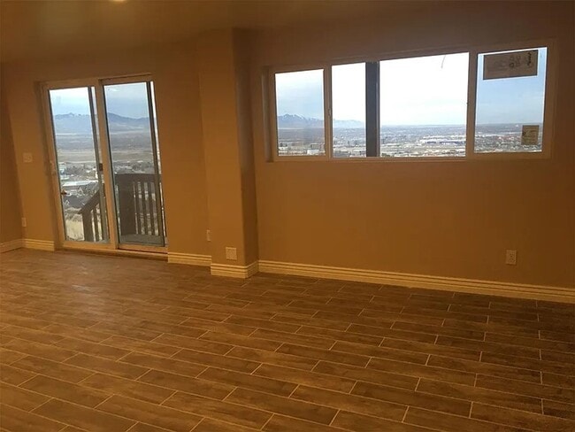 Building Photo - 2 Bedroom Walk out Basement Apartment