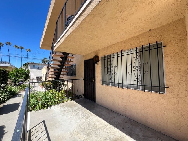 Building Photo - Beautiful First floor 3 bedroom Rose Park ...