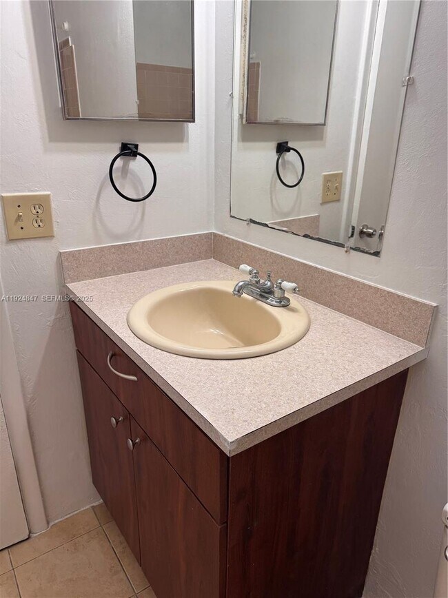 Building Photo - 3625 SW 70th Ave