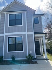 Building Photo - Discover this modern townhouse in Winnabow, NC,