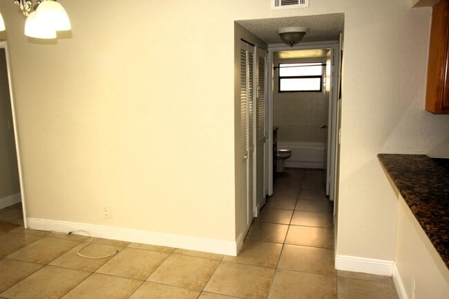 Building Photo - 1513 Lake Crystal Dr
