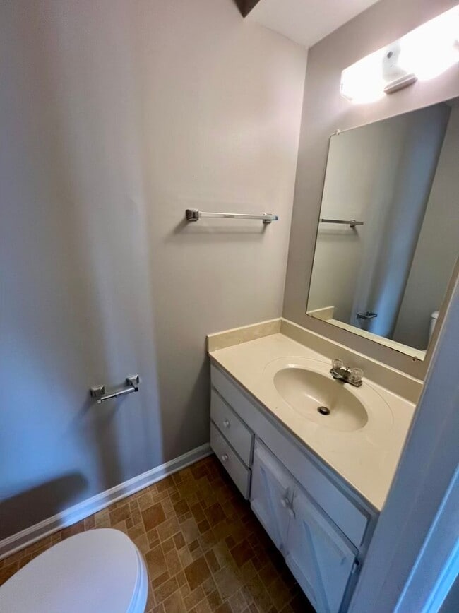 Building Photo - 2 Bed, 1.5 Bath Townhouse with Fireplace i...