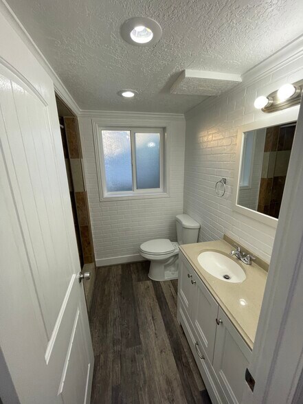 Building Photo - 565 Colonial St