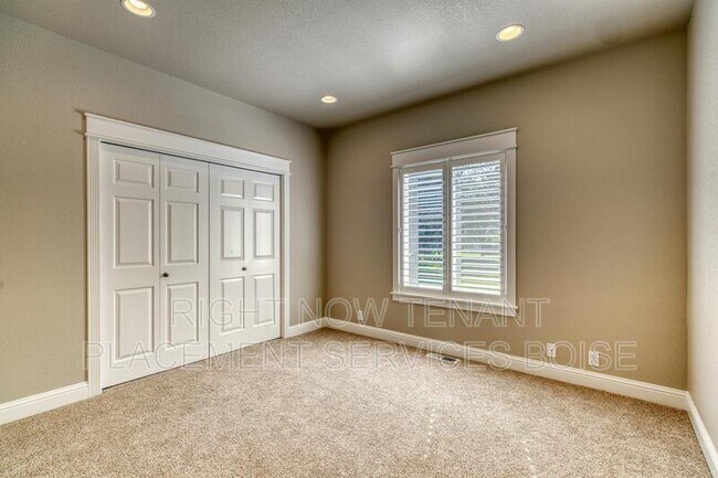 Building Photo - 1646 N Chaucer Way