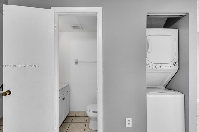 Building Photo - 1750 W 56th St