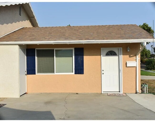 Primary Photo - Granada Hills studio w/appliances + privat...