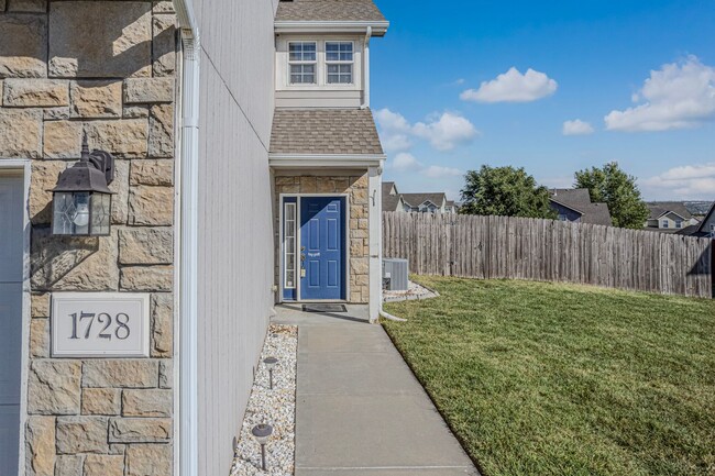 Building Photo - Fenced in backyard!