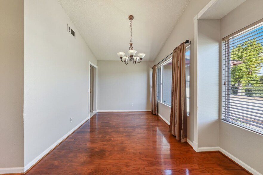 Building Photo - 1042 Bassett Ct
