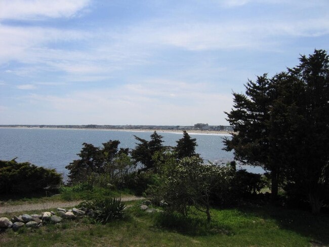 Building Photo - 11 Great Boars Head Ave