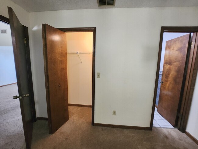 Building Photo - 35097 Whispering Oaks Blvd