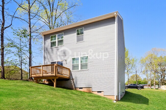 Building Photo - Fantastic 3bd/3ba home! Coming soon!