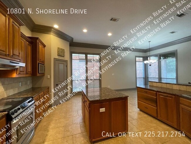 Building Photo - 10801 N Shoreline Ave