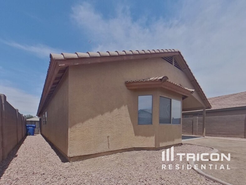 Building Photo - 10821 W Elm Ln