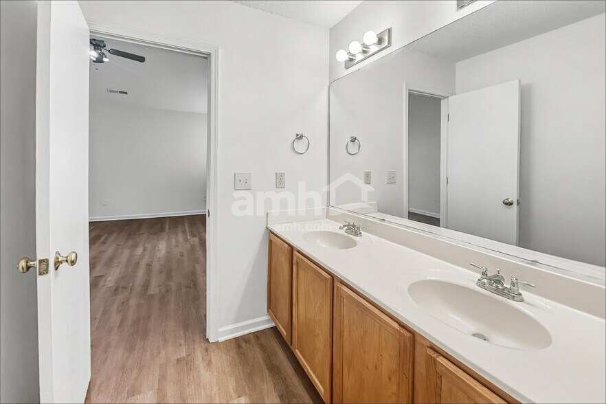 Building Photo - 5701 Hidden Lake Dr