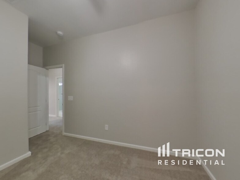 Building Photo - 1382 S Sabino Dr