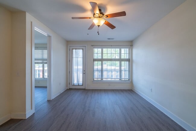 Building Photo - Wonderful 2bd/2bth uptown condo! lots of space in a beautiful building