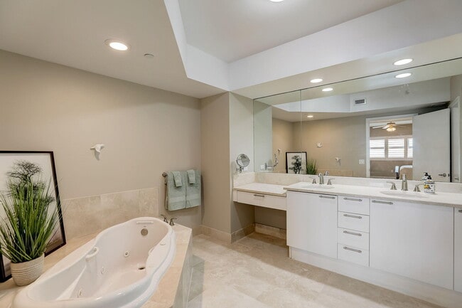 Building Photo - 2650 Lake Shore Dr