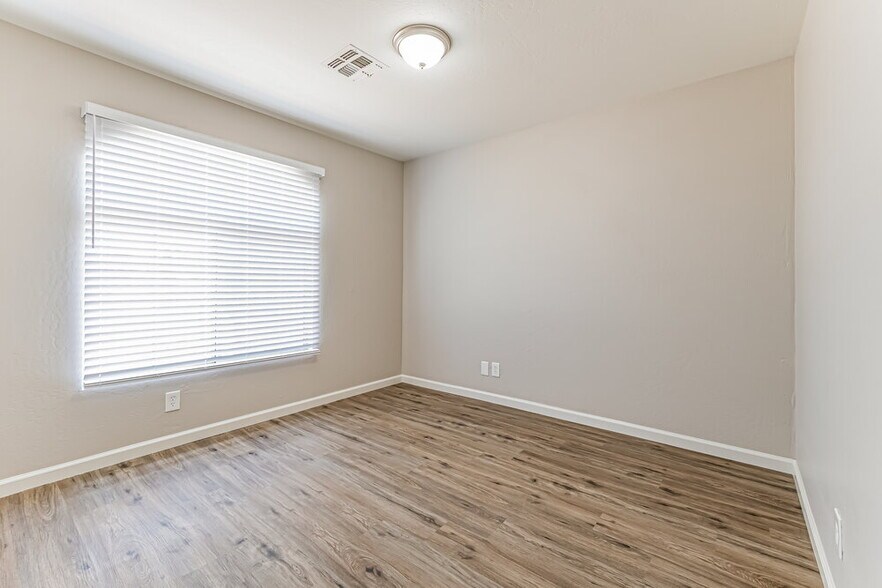 Building Photo - 986 S Wanda Dr