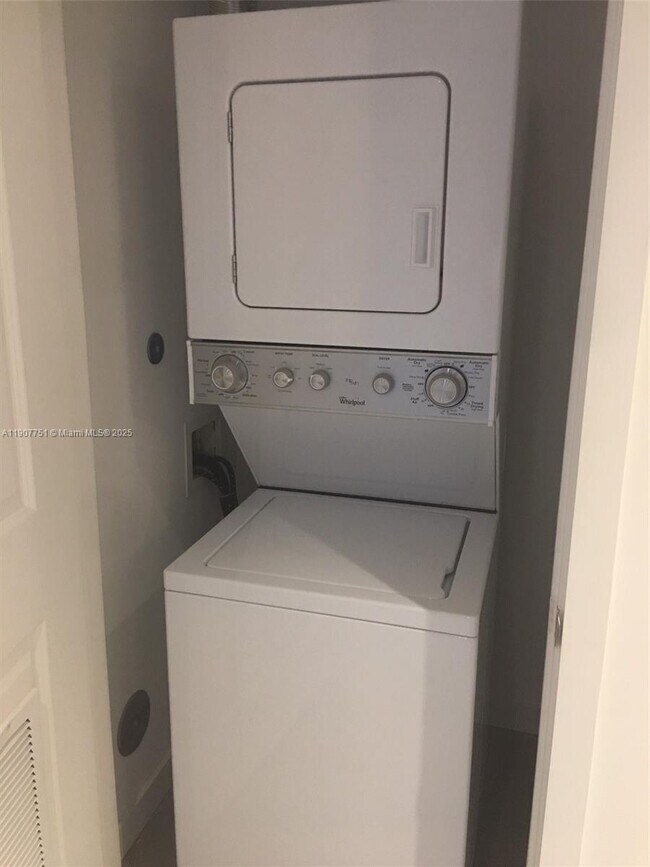 Building Photo - 1600 NE 1st Ct