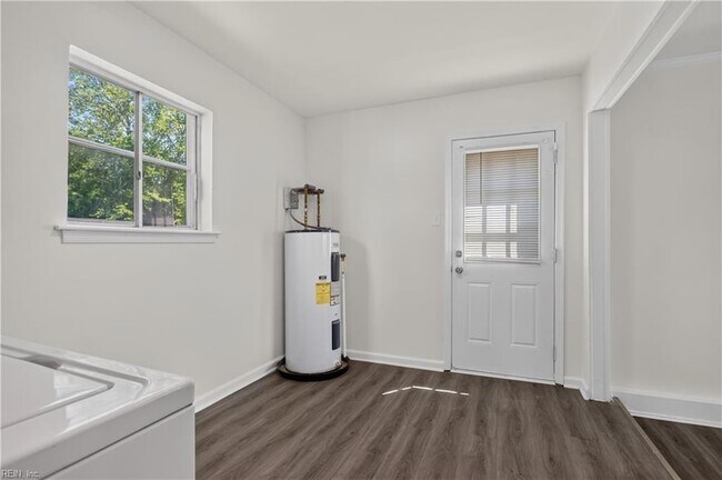Building Photo - 3044 Camelot Blvd