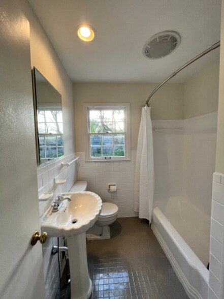 Building Photo - 7520 Aberdeen St