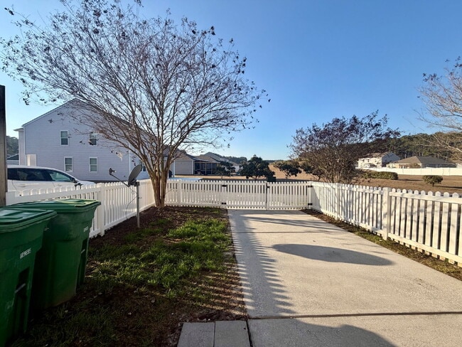 Building Photo - Large Three Bedroom Townhouse! New Carpet & Paint!
