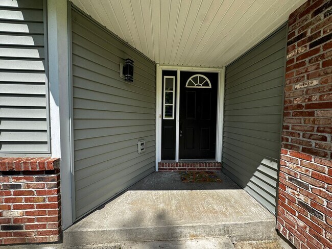 Building Photo - 5 Bed 4 Bath Home fenced yard