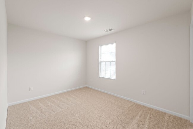 Building Photo - Move-in Ready 5 Bedroom Home!
